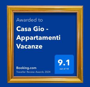 een gouden fotoframe met een blauwe achtergrond bij Casa Gio - Appartamenti Vacanze in Villaggio Azzurro