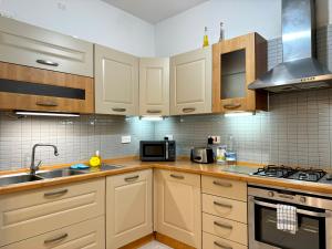 Virtuvė arba virtuvėlė apgyvendinimo įstaigoje Holiday Home in St. Paul’s Bay