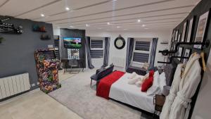 een slaapkamer met een bed en een flatscreen-tv bij Victoria Loft in Bowness-on-Windermere