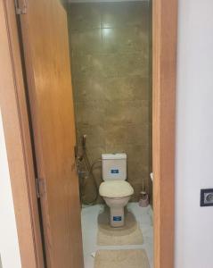 a bathroom with a toilet in a small room at شقة رائعة داخل فيلا مستقلة in Casablanca
