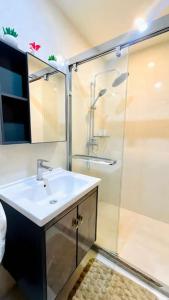 La salle de bains est pourvue d'un lavabo et d'une douche. dans l'établissement Baguio Condotel with balcony Near Session & SM, à Baguio
