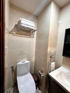 La salle de bains est pourvue de toilettes blanches et d'un lavabo. dans l'établissement Baguio Condotel with balcony Near Session & SM, à Baguio