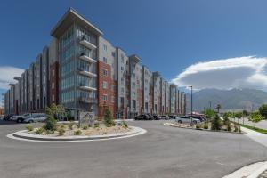 un grand immeuble dans un parking dans l'établissement Canyon Vista Boho Flat, à Draper