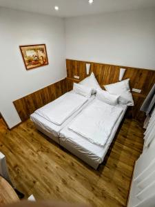 Postel nebo postele na pokoji v ubytování Hotel am Rathaus