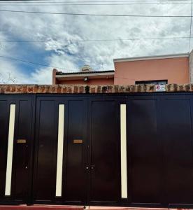 una cerca negra frente a un edificio en Departamento La Comarca 2, en Tepatitlán de Morelos