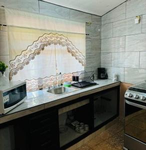 una cucina con lavandino e piano di lavoro di Departamento La Comarca 2 a Tepatitlán de Morelos