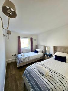 Habitación de hotel con 2 camas y ventana en Home2 Home - Market Rise en Cambridge