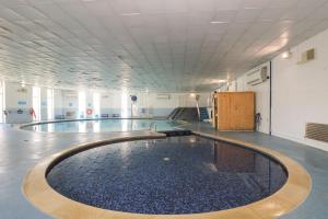 una piscina vacía en un gimnasio en Wren's Nest Manorcombe, en Callington