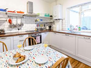 uma cozinha com uma mesa com um prato de comida em 3 Bed in Shanklin 49398 em Shanklin