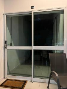una puerta corredera de cristal en una habitación con silla en Casa do Coité en Río de Janeiro