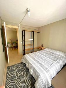 een slaapkamer met een bed en een kamer met een tafel bij Depto. céntrico BBB a una cuadra del transporte a Grutas Tolantongo in Ixmiquilpan