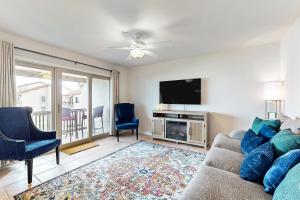 Una sala de estar con un sofá y un televisor de pantalla plana. en Rockport Getaway #608, en Rockport