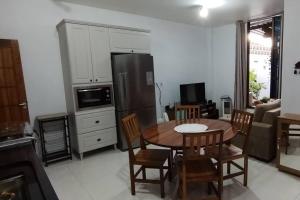 Kuchyň nebo kuchyňský kout v ubytování Casa aconchegante + 35 fotografií