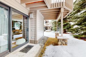 una puerta delantera de una casa con nieve en el suelo en Sun Valley Serenity en Sun Valley