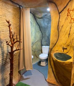 Caverna El Mirador - La Mesa في لا ميسا: حمام مع مرحاض في منزل شجرة