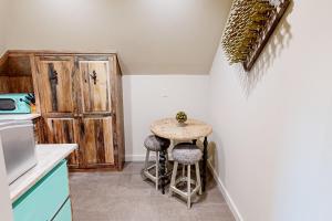 una pequeña cocina con una pequeña mesa y taburetes en Lone Star Leisure, en Luckenbach 6 fotos más