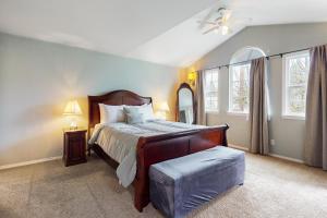 sypialnia z łóżkiem i wentylatorem sufitowym w obiekcie Enchanting In Edmonds w mieście Edmonds