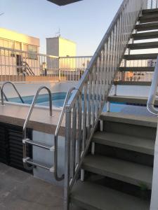 Swimming pool sa o malapit sa Cobertura triplex com piscina - Guarujá