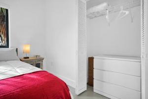 1 dormitorio blanco con 1 cama y vestidor en Villa 1, en Miami