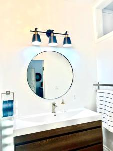ein Bad mit einem Waschbecken und einem Spiegel in der Unterkunft Monte Carlo - Deluxe Tay Basin Water View in Perth