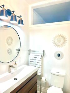 ein Badezimmer mit einem Waschbecken, einem Spiegel und einem WC in der Unterkunft Monte Carlo - Deluxe Tay Basin Water View in Perth
