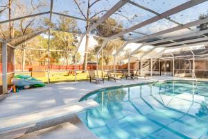 una piscina con un pabellón con piscina en Beautiful Hinesville Retreat with Lanai and Pool! en Hinesville
