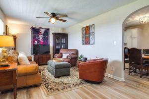 een woonkamer met een fauteuil en een tv bij Charming Country Home with Deck - 20 Mi to Franklin in Columbia