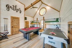 Biliár nebo kulečník v ubytování Broken Bow Cabin with Hot Tub, Pool Table and Fire Pit