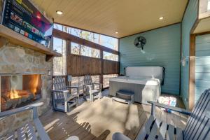 Posezení v ubytování Broken Bow Cabin with Hot Tub, Pool Table and Fire Pit