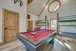 Biliár nebo kulečník v ubytování Broken Bow Cabin with Hot Tub, Pool Table and Fire Pit