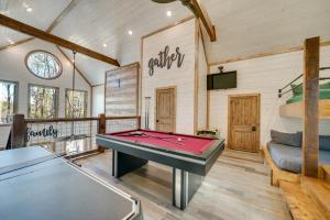 Biliár nebo kulečník v ubytování Broken Bow Cabin with Hot Tub, Pool Table and Fire Pit