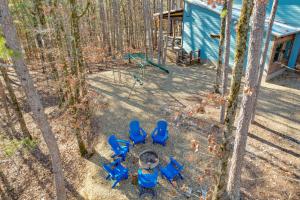 Fotografie z fotogalerie ubytování Broken Bow Cabin with Hot Tub, Pool Table and Fire Pit v destinaci Broken Bow