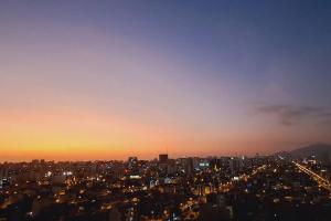 - Vistas a la ciudad por la noche en Comodidad y vista impresionante, en Lima