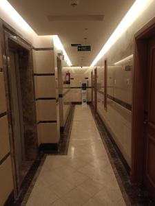 an empty hallway in a building with a hallway at غدير الضيافه مكه in Az Zahrāʼ