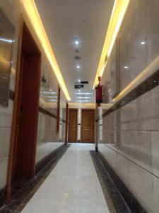a hallway of a building with a hallway at غدير الضيافه مكه in Az Zahrāʼ