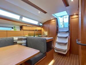 eine Küche und ein Esszimmer auf einer Yacht in der Unterkunft Durma a bordo de um veleiro moderno em Oeiras in Oeiras
