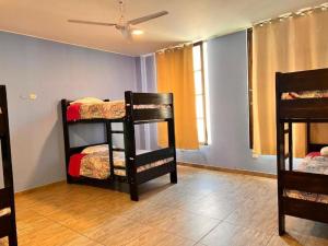 伊卡的住宿－Desert Nights Hostel，客房设有三张双层床和天花板。