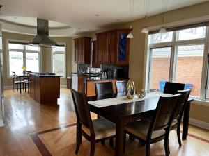 una cucina e una sala da pranzo con tavolo e sedie di Cozy Highland Park Home a Highland Park