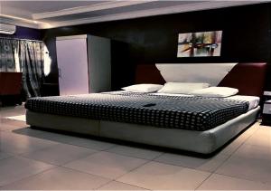 a bedroom with a large bed in a room at angelaMcFadden apartment in Benin City