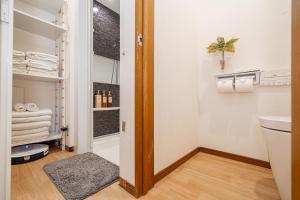 un baño con inodoro y lavabo en 春5GWifi TokyoDome皇居1km〜 RoofGarden 上野秋葉原銀座東京2km～都心, en Tokio 103 fotos más