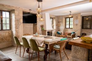 - une salle à manger avec une table et des chaises dans l'établissement Casa da Pausa, à Vila Verde