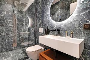 A bathroom at Luxury apartment in the heart of PARIS