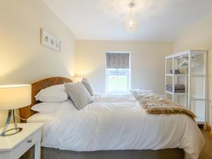 - une chambre dotée d'un grand lit avec des draps et des oreillers blancs dans l'établissement 4 Bed in Mablethorpe 78453, à Mablethorpe