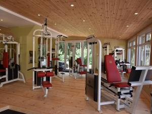 een fitnessruimte met rode stoelen en loopbanden bij 3 Bed in Ledbury 76423 