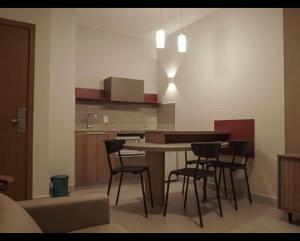 eine Küche mit einem Tisch und Stühlen im Zimmer in der Unterkunft Praias do Lago Ecoresort in Caldas Novas