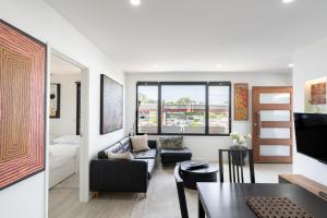 Posezení v ubytování Sophisticated 2-Bed Home With Alfresco Dining
