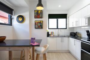 Kuchyň nebo kuchyňský kout v ubytování Sophisticated 2-Bed Home With Alfresco Dining