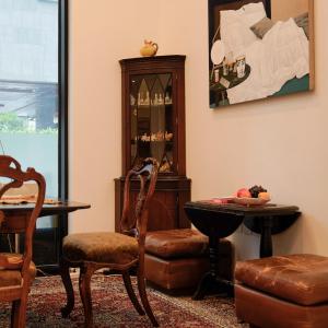 Habitación con mesa, silla y armario. en Hotel DADA Insadong, en Seúl