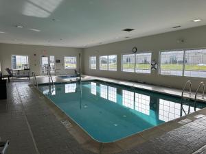 una gran piscina cubierta en un edificio en Candlewood Suites Chambersburg, an IHG Hotel, en Chambersburg