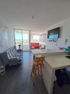 een woonkamer met een bank en een tafel bij Hermoso apartamento para tu disfrute y bienestar in Cartagena